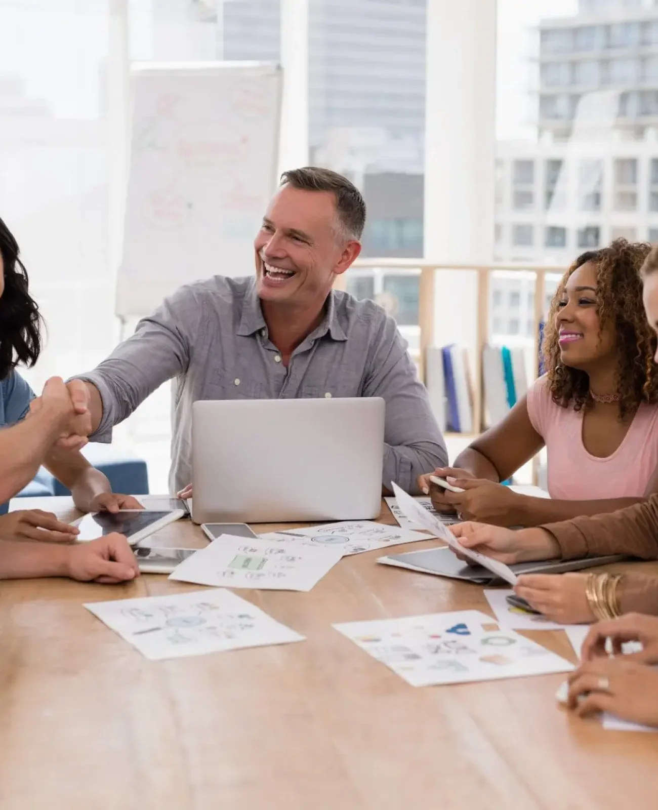 executives-shaking-hands-in-the-meeting-e1642321983507.jpg executives-shaking-hands-in-the-meeting-e1642321983507.jpg